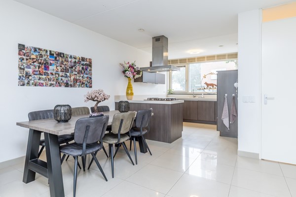 Foto - Te koop: In Landgraaf op een zeer kindvriendelijke locatie bevindt zich deze nette en moderne instapklare energiezuinige tussenwoning uit 2008